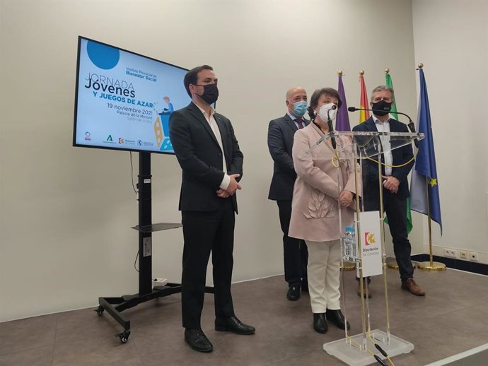 Rafaela Valenzuela atiende a los medios junto a Alberto Garzón, Antonio Ruiz y Francisco Ángel Sánchez.