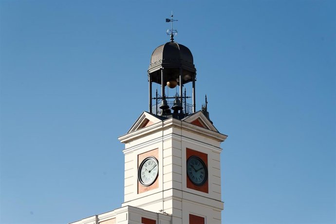 Archivo - Detalle de la campaña de la Real Casa de Correos en la Puerta del Sol, en Madrid.