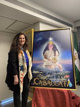 La artista Elena Montero, ante el cartel de la Cabalgata de los Reyes Magos de 2022.