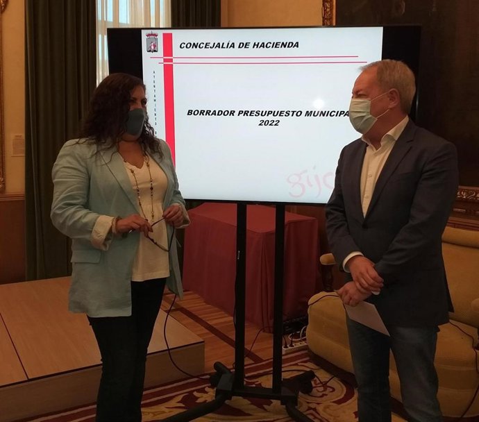 Archivo - Marina Pineda, concejala de Hacienda en Gijón, y Aurelio Martín, portavoz de IU y edil de Medio Ambiente y Movilidad, en rueda de prensa en el  Ayuntamiento gijonés (Archivo)