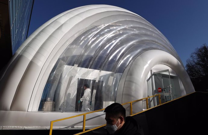 Archivo - 07 January 2021, South Korea, Seoul: A health worker walks inside a mobile negative pressure room set up in front of the Korea Cancer Center Hospital for serious coronavirus (COVID-19) patients. The rooms can be established in 15 minutes and t