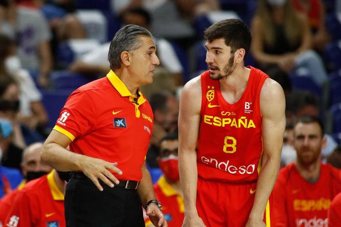 Archivo - Sergio Scariolo habla con Darío Brizuela durante un partido de preparación para los Juegos Olímpicos de Tokio