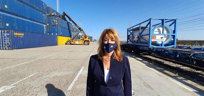 La presidenta del Puerto de Huelva, Pilar Miranda, en la terminal ferroviaria.