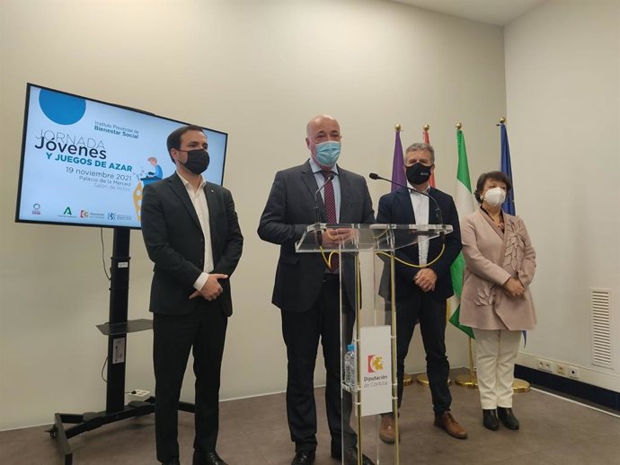 Antonio Ruiz interviene en la rueda de prensa, junto a Garzón.