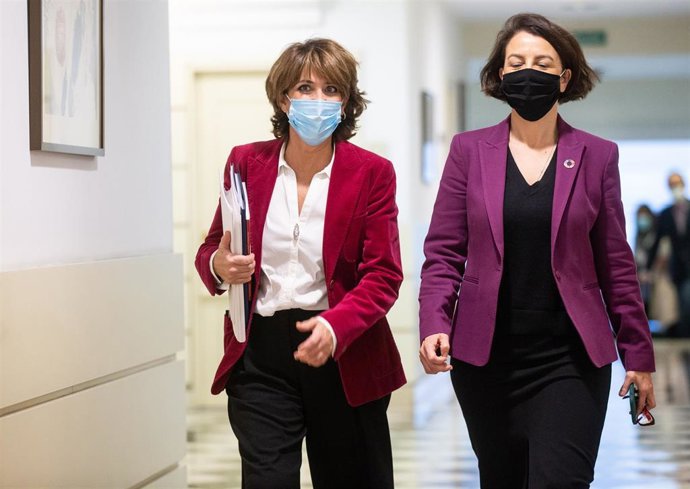 La Fiscal del Estado, Dolores Delgado (i) y la portavoz del PSOE en el Senado, Eva Granados (d), a su llegada a la Comisión de Justicia en el Senado, a 18 de noviembre de 2021, en Madrid, (España).