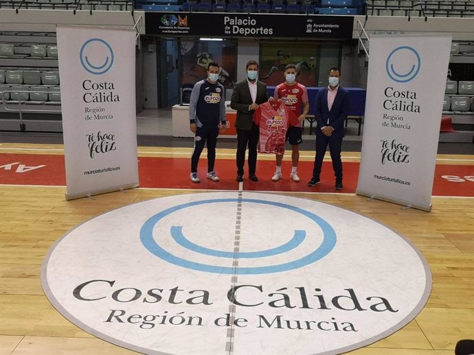 El director Itrem, junto con el director general de ElPozo, su entrenador y un jugador del equipo, esta mañana, tras la presentación del  partido.