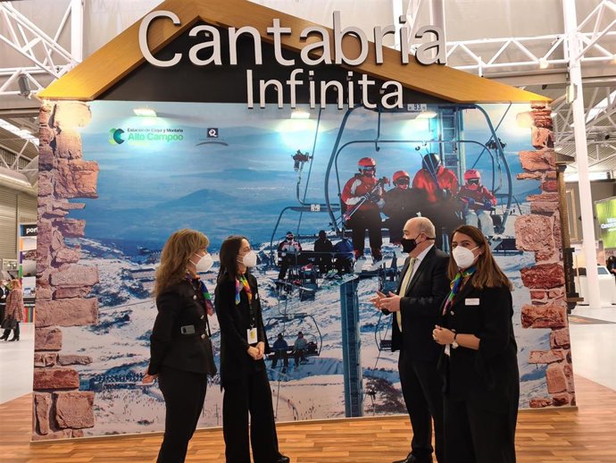 El consejero delegado de Cantur, Fernando de la Pinta, participa en la inauguración de la feria Intur 2021.