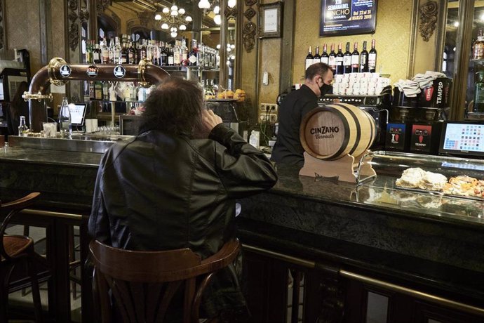 Archivo - Interior de un bar, a 1 de octubre de 2021, en Pamplona, Navarra (España). 