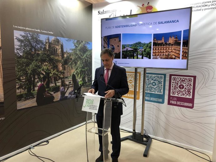 El alcalde de Salamanca, Carlos García Carbayo, presenta la oferta turística de la ciudad en Intur 2021.