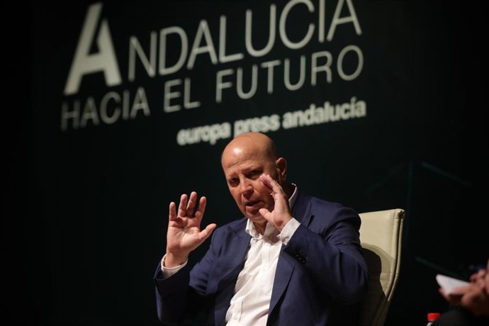 Archivo - Coloquio entre Javier Imbroda (c), Consejero de Educación y Deporte de la Junta de Andalucía, en una imagen de archivo 