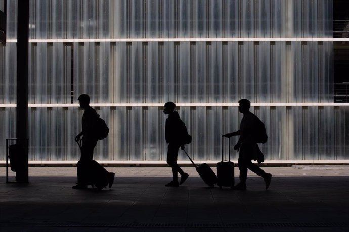 Viatgers amb maletes a l'Aeroport de Barcelona-el Prat