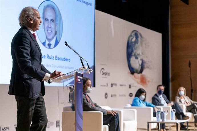 El consejero de Sanidad de la Comunidad de Madrid, Enrique Ruiz Escudero, interviene en la inauguración del World Pandemics Forum, en IFEMA, a 19 de noviembre de 2021, en Madrid, (España). World Pandemics Forum es un punto de encuentro entre los agentes