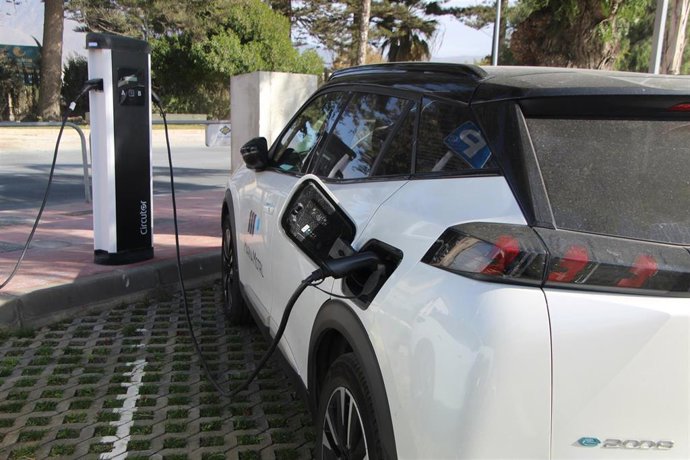 Vehículo eléctrico en carga en el Puerto de Motril (Granada).