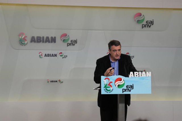 El portavoz del PNV en el Congreso. Aitor Esteban, en rueda de prensa en Bilbao para hablar de la negociación presupuestaria