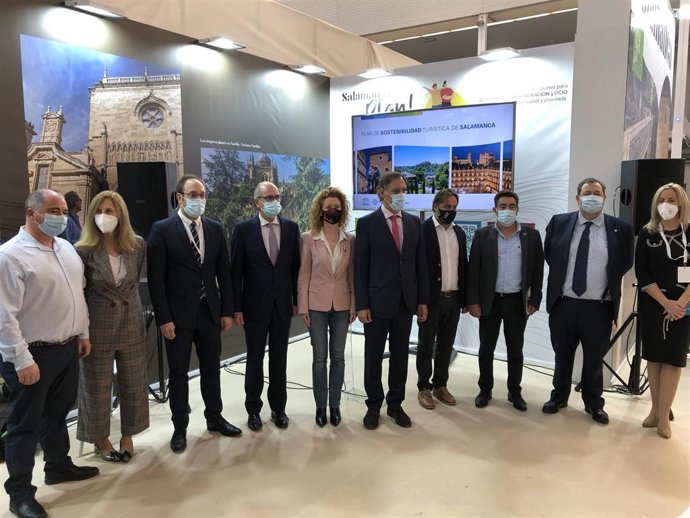 Foto de familia de autoridades salmantinas en la Intur 2021.