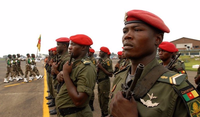 Militares cameruneses en formación