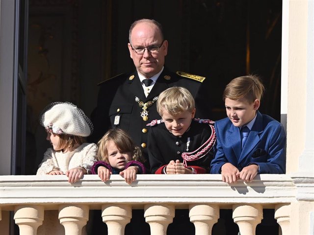 El Príncipe Alberto, con sus hijos y dos de sus sobrinos nietos en la celebración del Día Nacional de Mónaco