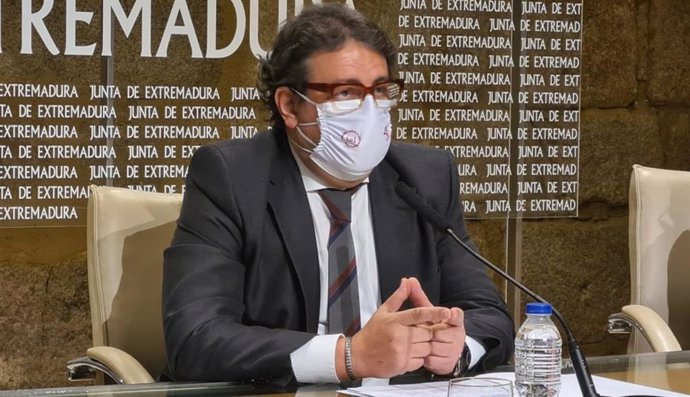 El vicepresidente segundo de la Junta y consejero de Sanidad y Servicios Sociales, José María Vergeles, en rueda de prensa