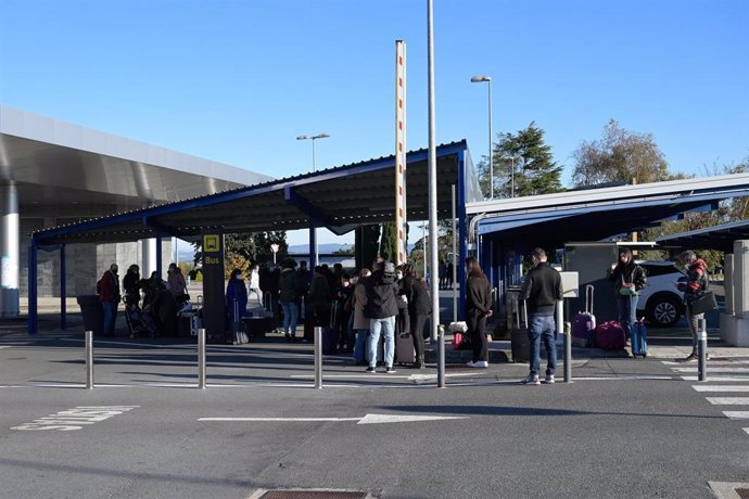 Pasajeros en las inmediaciones del aeropuerto de A Coruña 