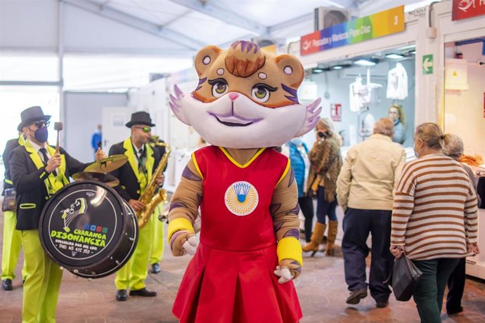 La mascota de los Mundiales de Bádminton de Huelva, 'Onuba', en una visita al mercado de San Sebastián  de la capital.