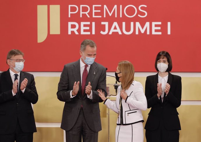 (I-D) El 'president' de la Generalitat y líder del PSPV, Ximo Puig; el Rey Felipe VI; y la ministra de Ciencia e Innovación, Diana Morant; en el acto de entrega del premio, en la modalidad de Nuevas Tecnologías, a la ingeniera en Telecomunicaciones, Nur