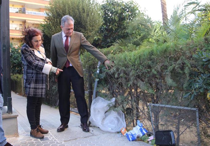 El candidato del PP a la Alcaldía de Sevilla, José Luis Sanz, con la presidenta de Bami Unido, Ana Ojeda.