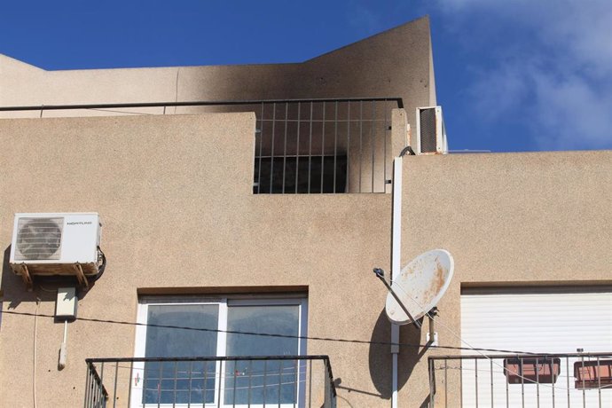 Inmueble donde ha fallecidas una mujer y sus dos hijos menores en el incendio "intencionado" de su vivienda en Almería 