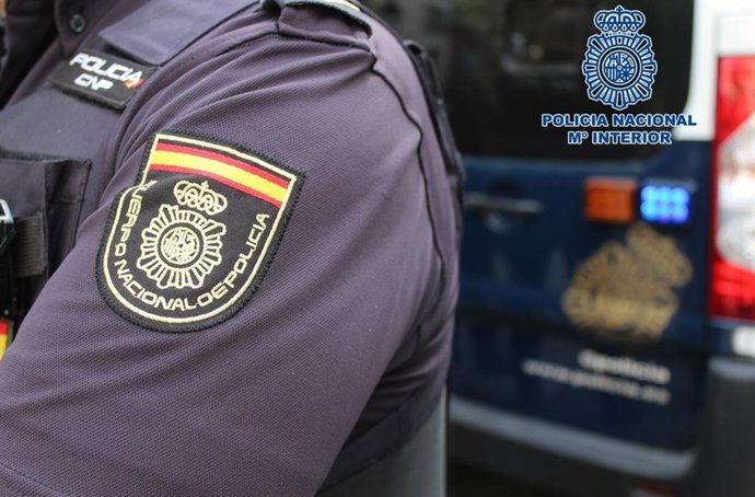 Archivo - Imagen de archivo de un agente de la Policía Nacional