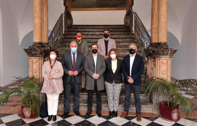 El ministro de Consumo, Alberto Garzón (centro), junto a representantes del Gobierno en Córdoba y de la Diputación provincial, antes de inaugurar las jornadas 'Jóvenes de azar. Apostando por la salud'.