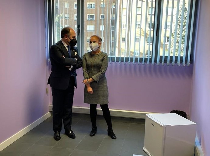 L rector Ignacio Villaverde y la directora de Área de Igualdad, Paz Menéndez Sebastián.