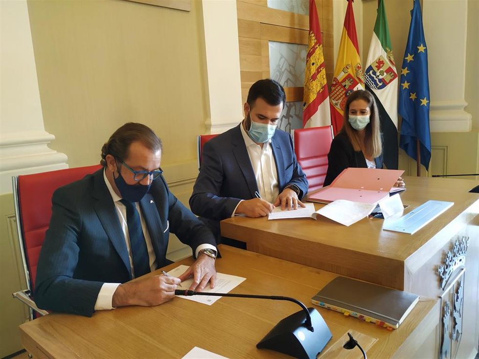 El alcalde de Cáceres, Luis Salaya, firma un crédito con Abanca