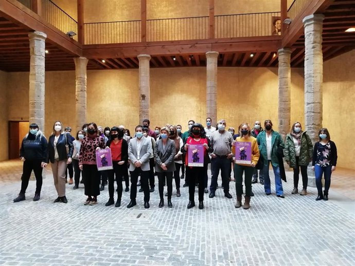 Representantes de las Entidades Locales suscritas a la declaración institucional 'Una violencia, mil formas'