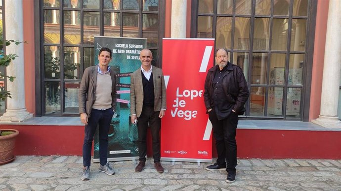 El delegado de Hábitat Urbano, Cultura y Turismo, Antonio Muñoz, ha asistido al encuentro entre estudiantes de la Escuela Superior de Arte Dramático (ESAD) de Sevilla y el actor José María Pou, que interpreta 'Viejo amigo Cicerón' en el Lope de Vega.