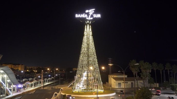 El árbol, de más de 30 metros de altura, alumbrará la estructura situada en la rotonda de acceso al centro comercial.