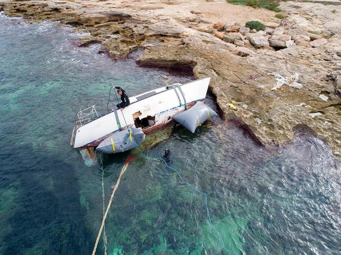 El Ayuntamiento de Sant Antoni retira un velero que había encallado tras un temporal en la playa de Caló des Moro.