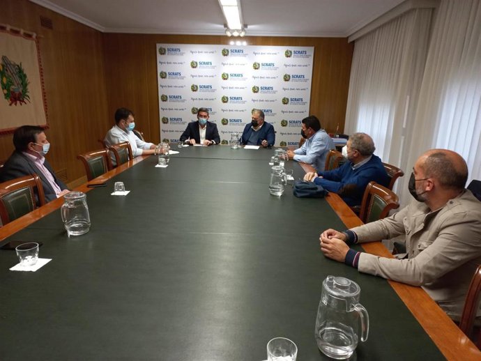 El presidente de SCRATS, Lucas Jiménez, y el consejero de Agua, Antonio Luengo, en la reunión