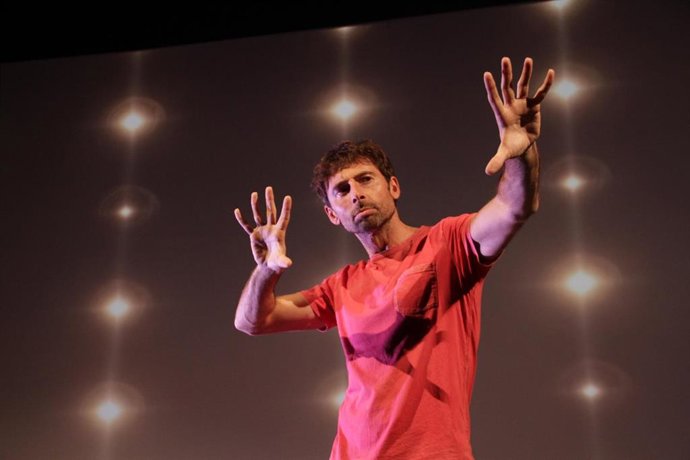 El actor y cantante Bruno Oro durante el espectáculo 'Sí o No?' dirigido por Alejo Levis