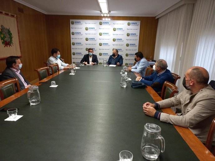 El presidente de SCRATS, Lucas Jiménez, y el consejero de Agua, Antonio Luengo, en la reunión