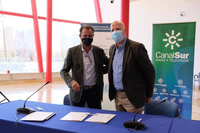 El consejero de Educación y Deporte, Javier Imbroda, y el director general de la Agencia Pública Empresarial de la Radio y Televisión de Andalucía, Juan de Dios Mellado, han renovado el convenio.
