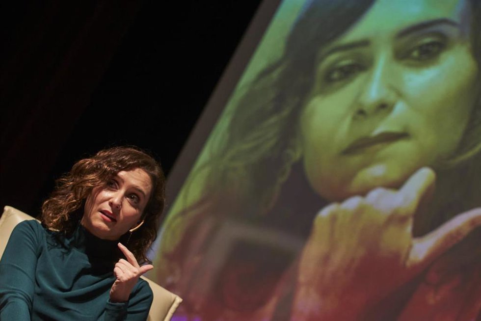 La presidenta de la Comunidad de Madrid, Isabel Díaz Ayuso, durante la charla coloquio de El Independiente 19 de noviembre de 2021 en Fundación Cajasol en Sevilla (Andalucía, España)