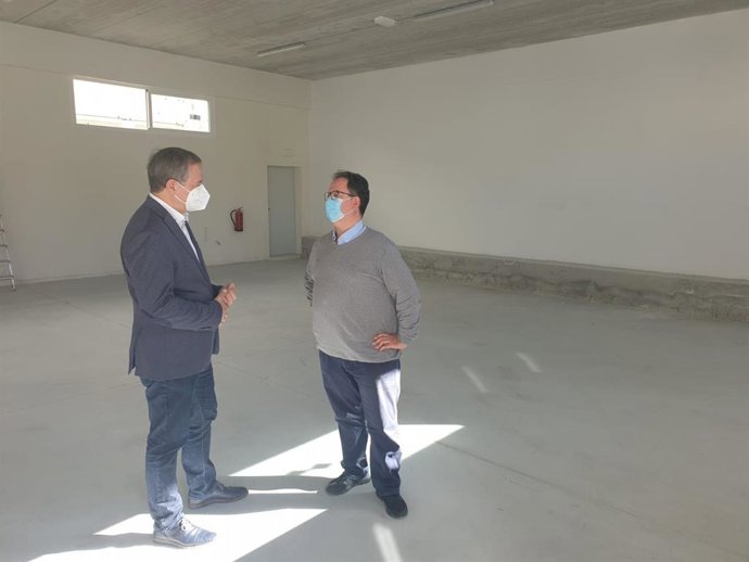 El delegado de Administración Local de Almería visita una nave reformada para uso cultural en Suflí.