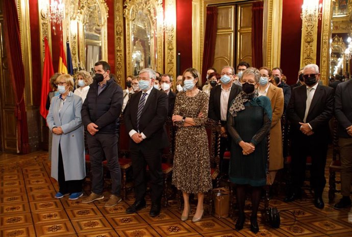 Imagen de las cinco personas premiadas, durante la interpretación del himno de Navarra