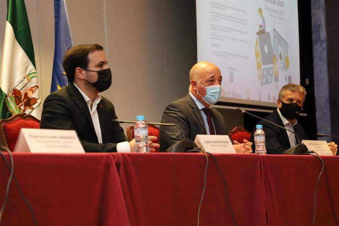 El presidente de la Diputación, Antonio Ruiz, entre el ministro de Consumo, Alberto Garzón (izda.), y el presidente del IPBS, Francisco Ángel Sánchez.