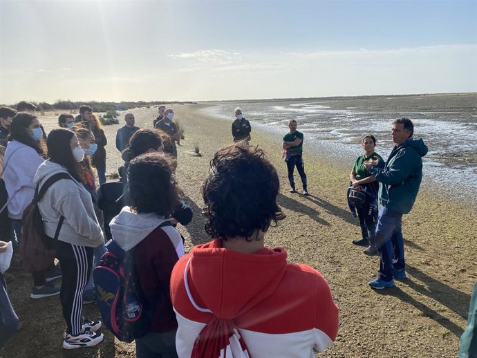Visita de los estudiantes a Isla Saltés.