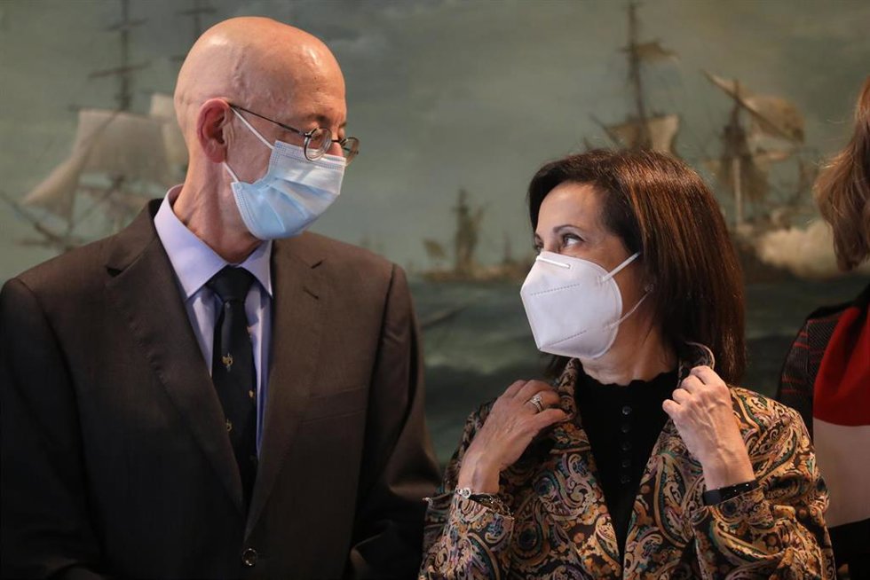 La ministra de Defensa, Margarita Robles (d), junto al nuevo director del Gabinete del Ministerio, Juan José García de la Cruz Herrero