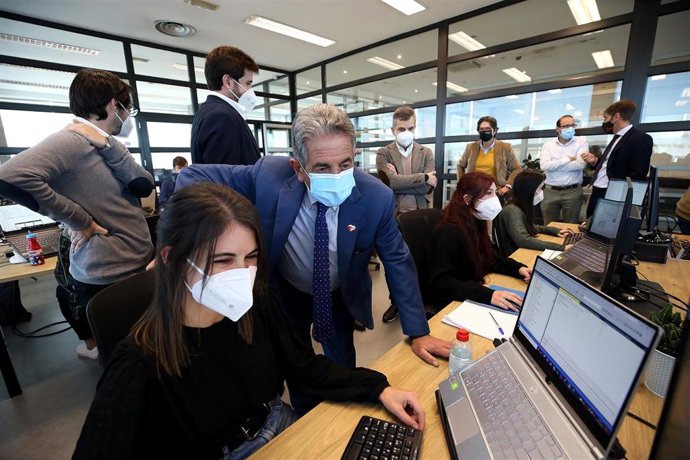 El presidente de Cantabria, Miguel Ángel Revilla, inaugura las nuevas instalaciones de la empresa LIS Data Solutions.