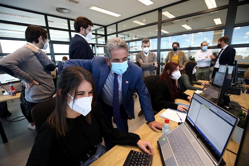 El presidente de Cantabria, Miguel Ángel Revilla, inaugura las nuevas instalaciones de la empresa LIS Data Solutions.