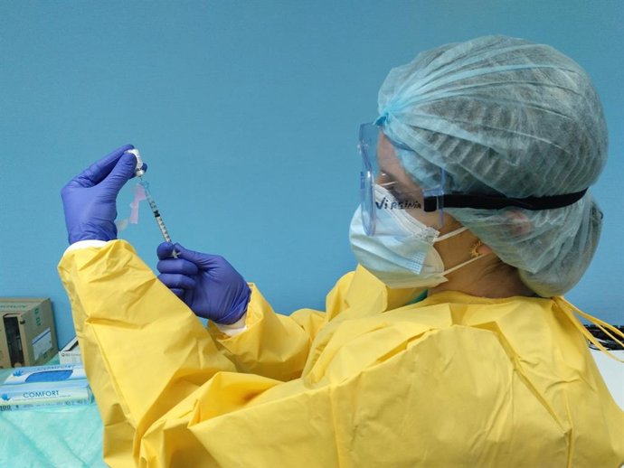 Preparación de la vacuna contra el Covid-19.