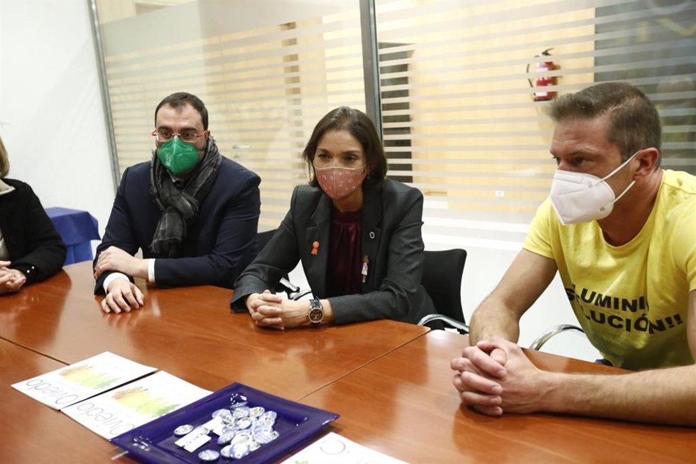 El presidente del Principado, Adrián Barbón, la ministra de Industria, Reyes Maroto y el presidente del Comité de Empresa de Alu Ibérica, José Manuel de la Uz.