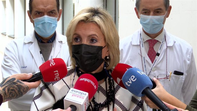 La consejera de Sanidad, Verónica Casado, atiende a los medios en el Hospital Río Hortega de Valladolid.
